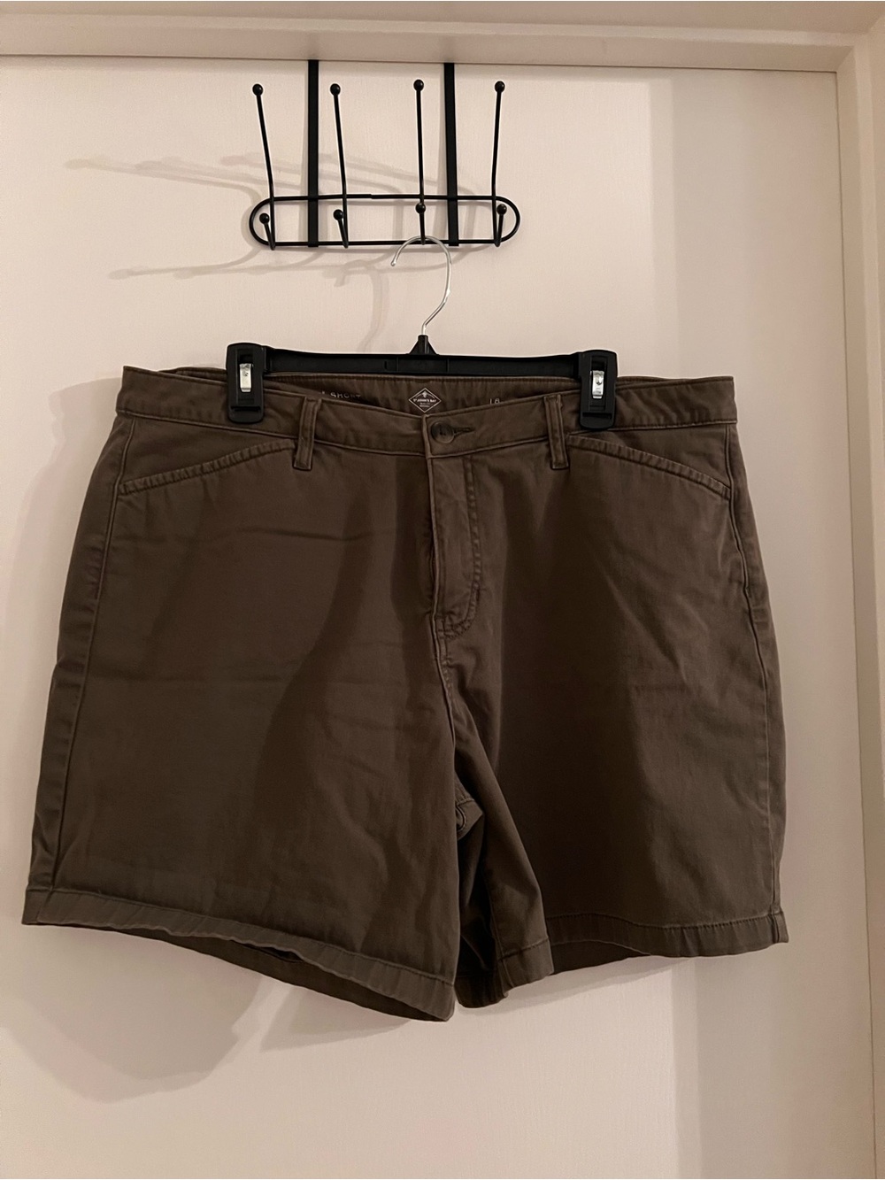 St. John’s Bay Brown 7” Chino Shorts Women’s Size 18